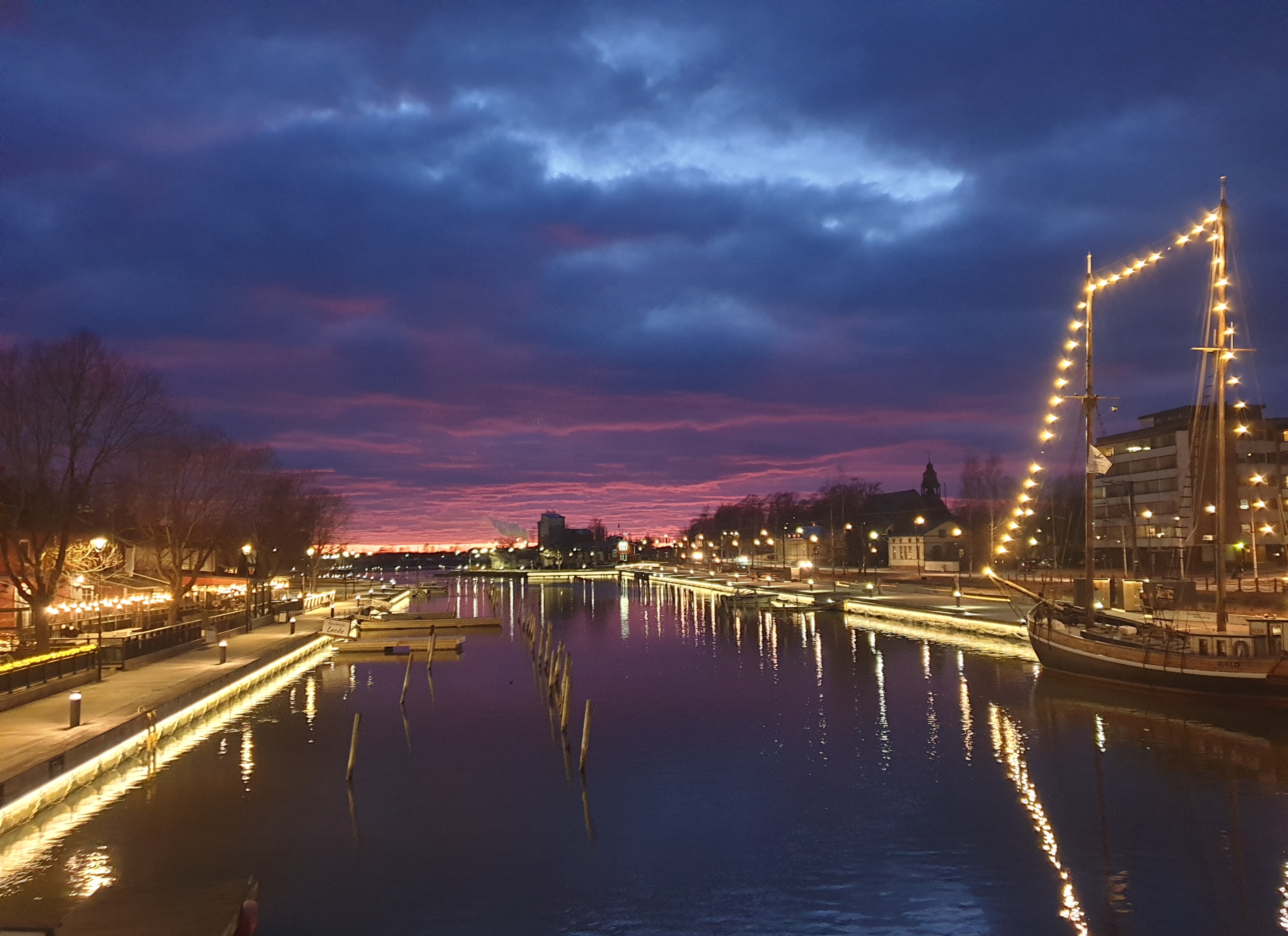 auringonlasku kaupunginlahdella