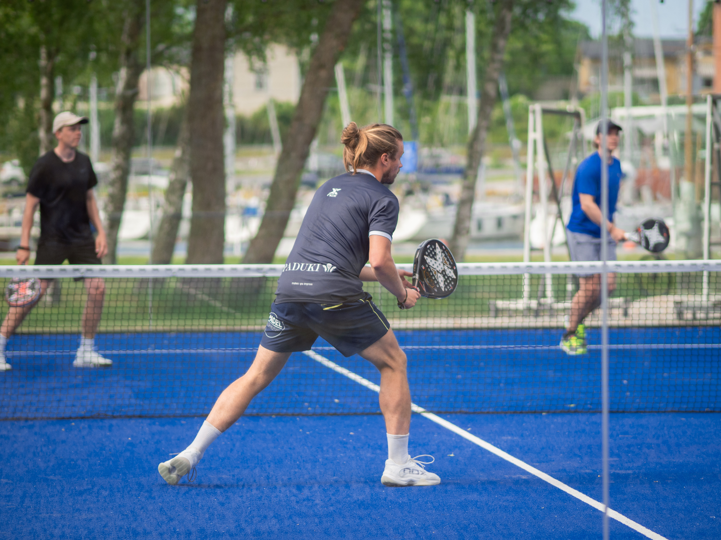Pelaajat Padel-kentällä