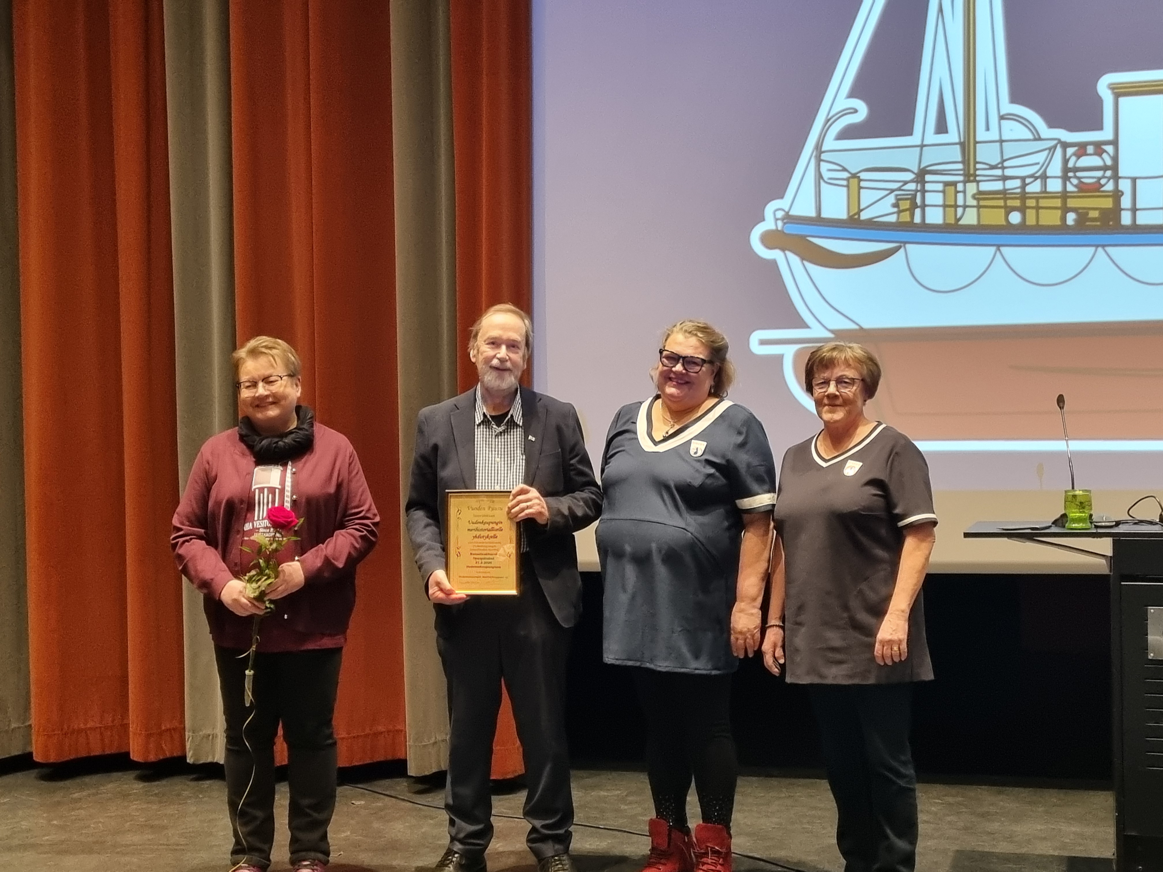 Opasruusun antajat ja saajat yhteiskuvassa