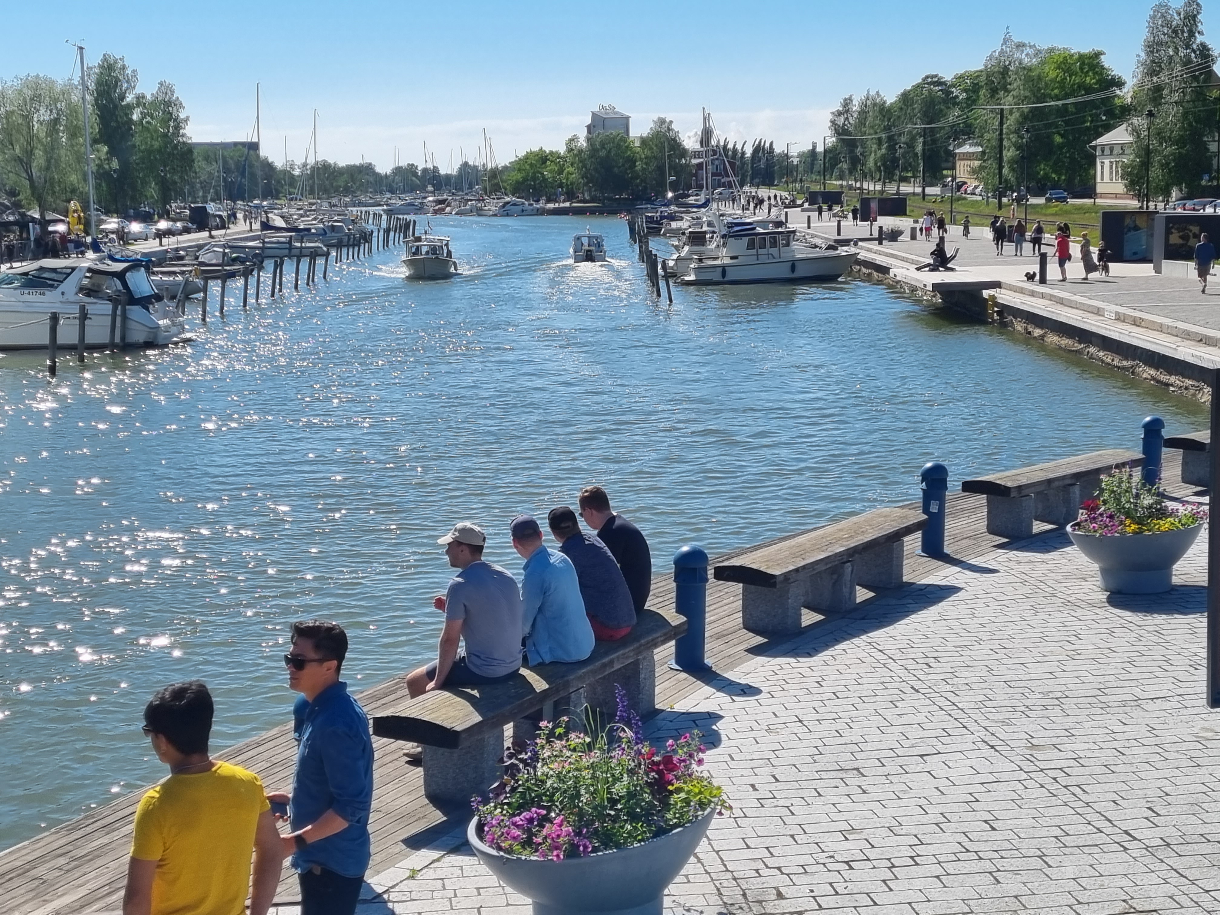 Pojat kaupunginlahden rannalla