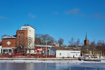 Pakkahuoneen keväistä rantaa