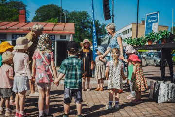 Leikkiviä lapsia Lasten toritapahtumassa