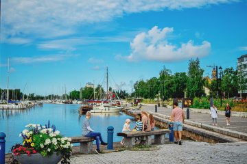 Ihmisiä Kaupunginlahden rannalla
