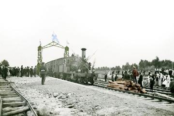 Vanha mustavalkoinen kuva höyryveturilla tomivasta junasta, joka saapuu Uuteenkaupunkiin.