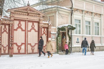 Ihmisiä museon edessä