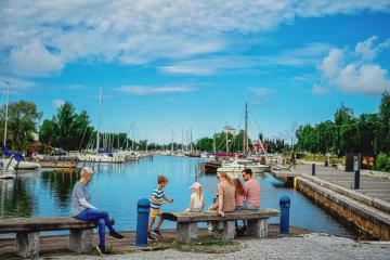 Ihmiset kaupunginlahden rannalla
