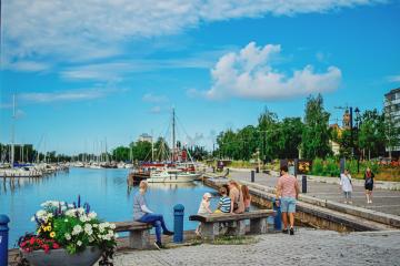 Ihmisiä Kaupunginlahden rannalla