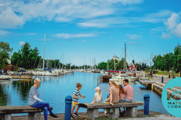Ihmisiä Kaupunginlahden rannalla