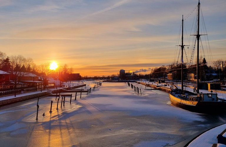 Auringonlasku maaliskuussa Kaupunginlahdella