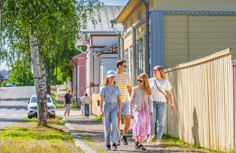 Perhe puutalokadulla