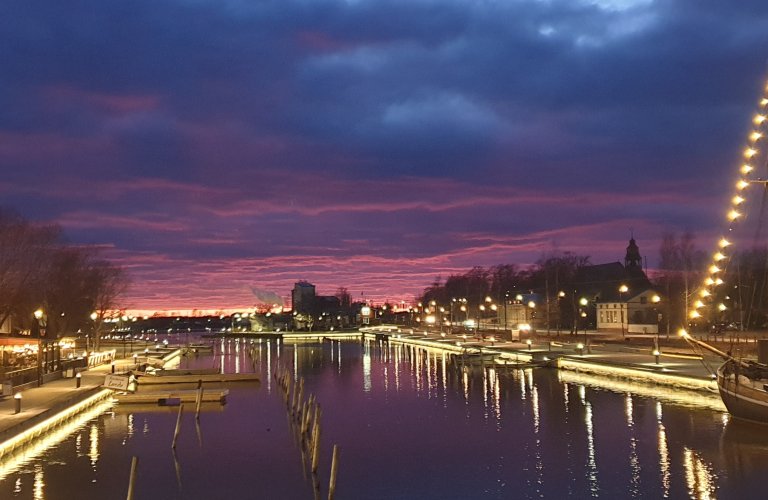 Violetti ilta Kaupunginlahdella