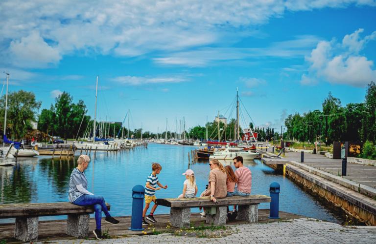 Ihmisiä Kaupunginlahden rannalla