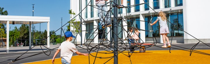 Pakkahuoneen rantaa ja veneilijöitä