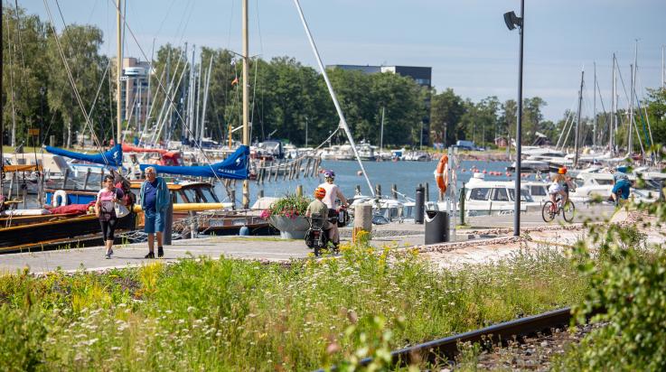 Ihmiset kaupunginlahden rannalla