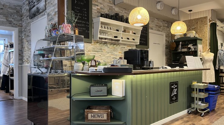 Kirpputori Diilin kahvilan tiski