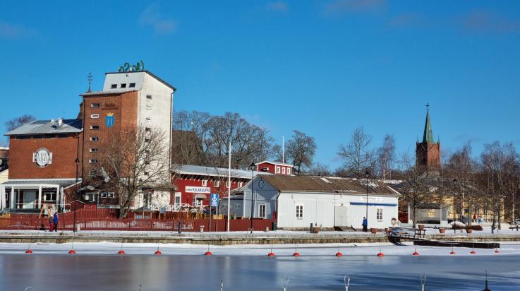 Helmikuinen Pakkahuoneen ranta ja jäätä