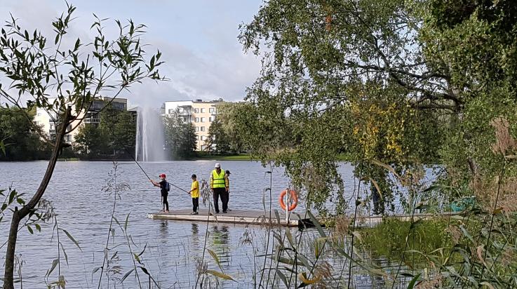 Kalastajat laiturilla