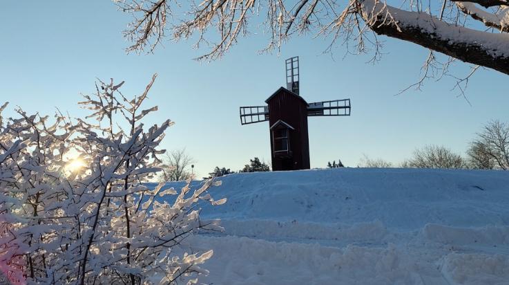 Luminen myllymäki, mylly mäen päällä taivasta vasten