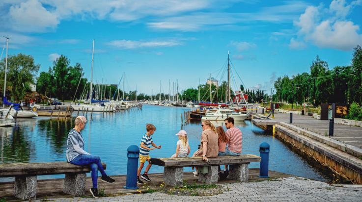 Ihmiset kaupunginlahden rannalla