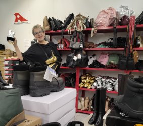 Outi Nurmi Alinan omistaja kenkiensä keskellä