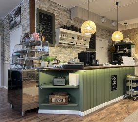 Kirpputori Diilin kahvilan tiski