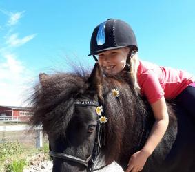 Ratsastajatyttö ja hevonen
