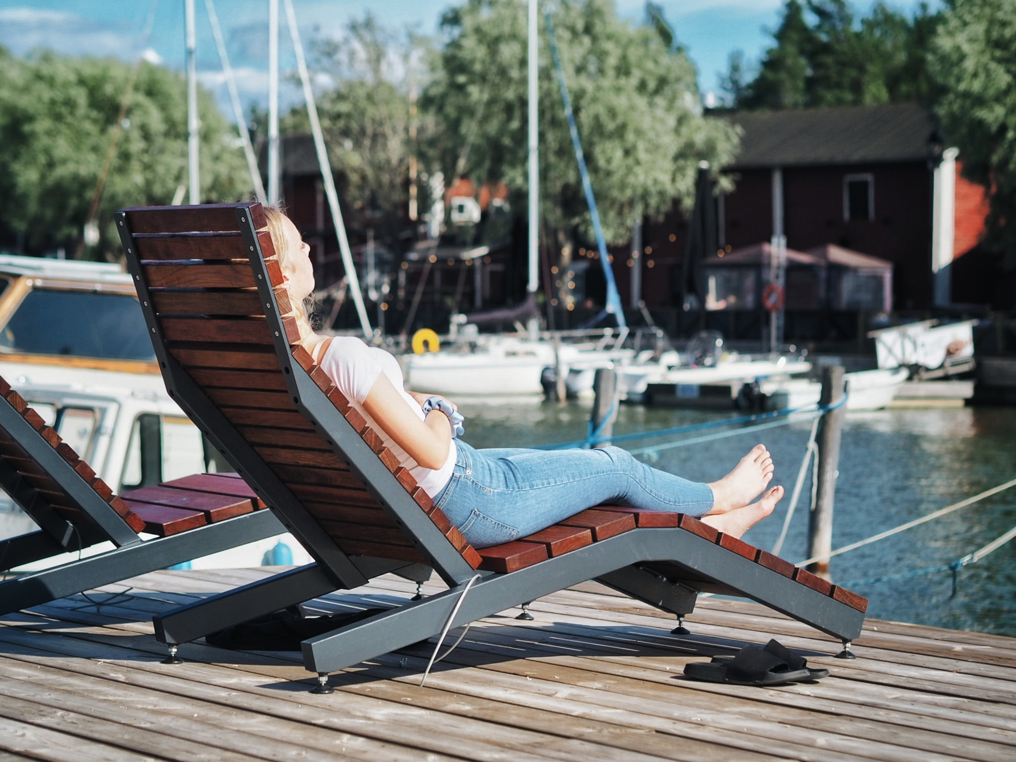 Tyttö kaupunginlahden rannalla tuolissa