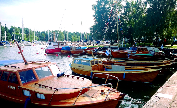 Puuveneitä Pakkahuoneen vierasenesatamassa elokuussa