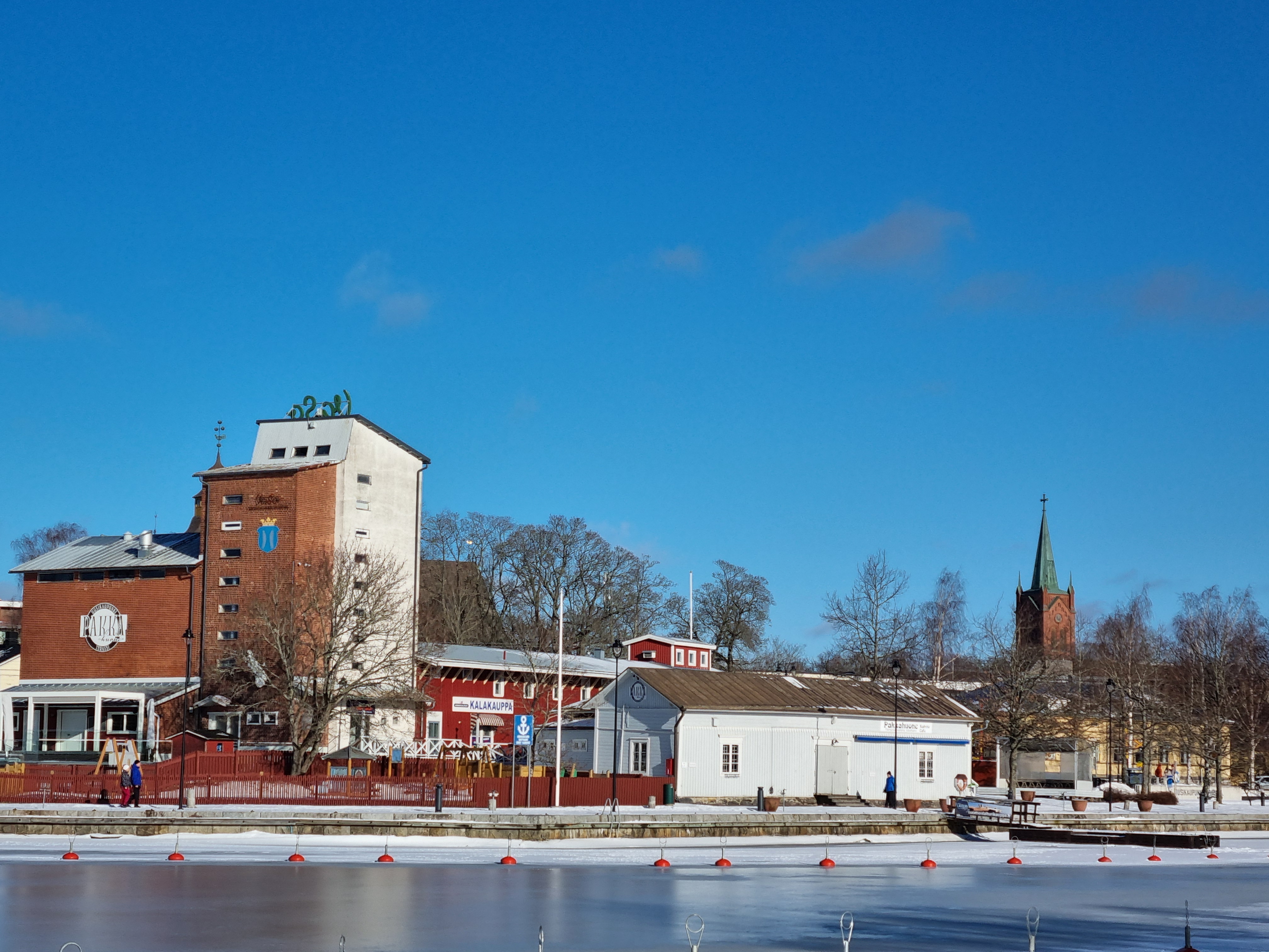 Helmikuinen Pakkahuoneen ranta ja jäätä