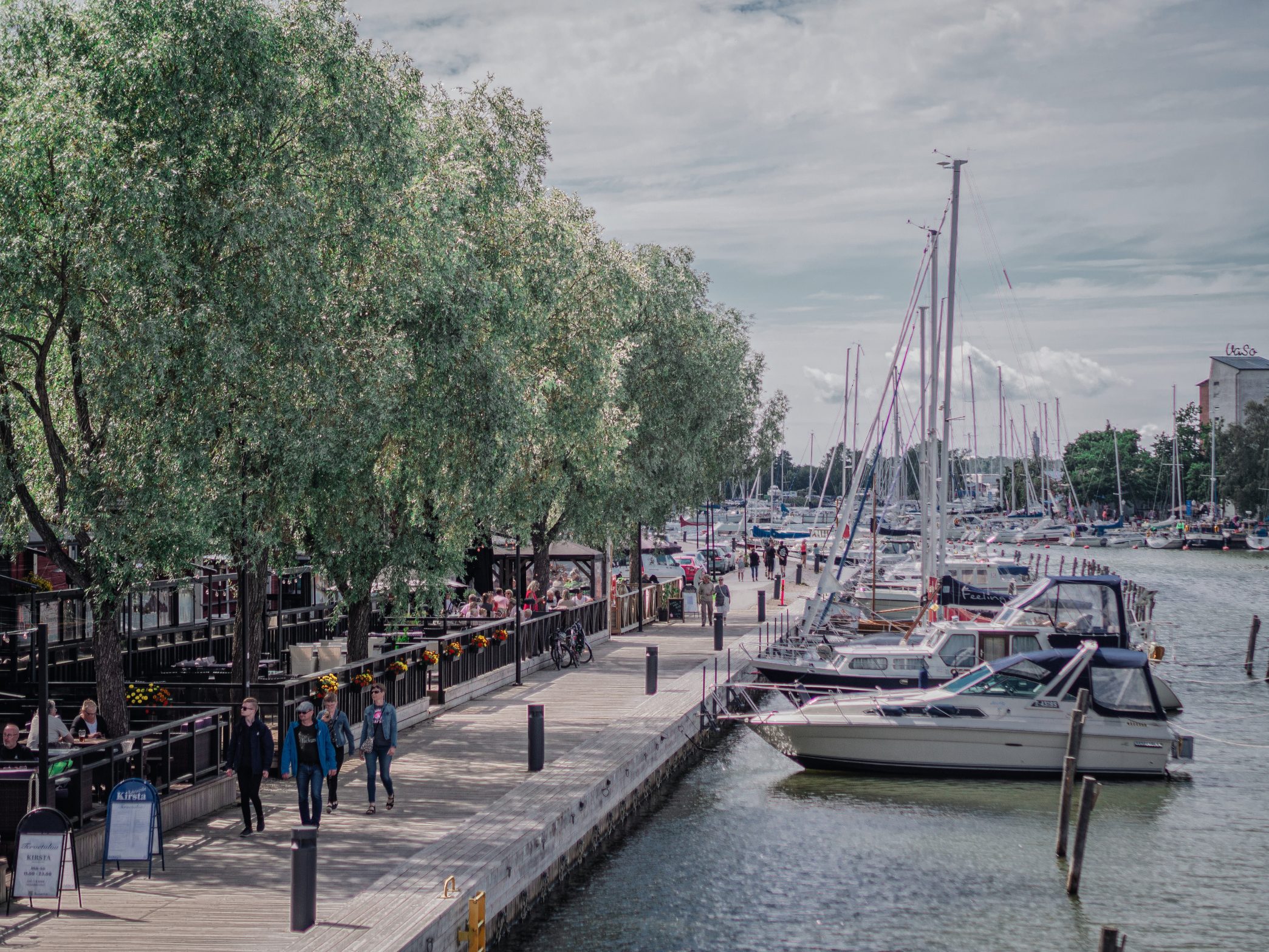 Kävelijät Kaupunginlahden rannalla