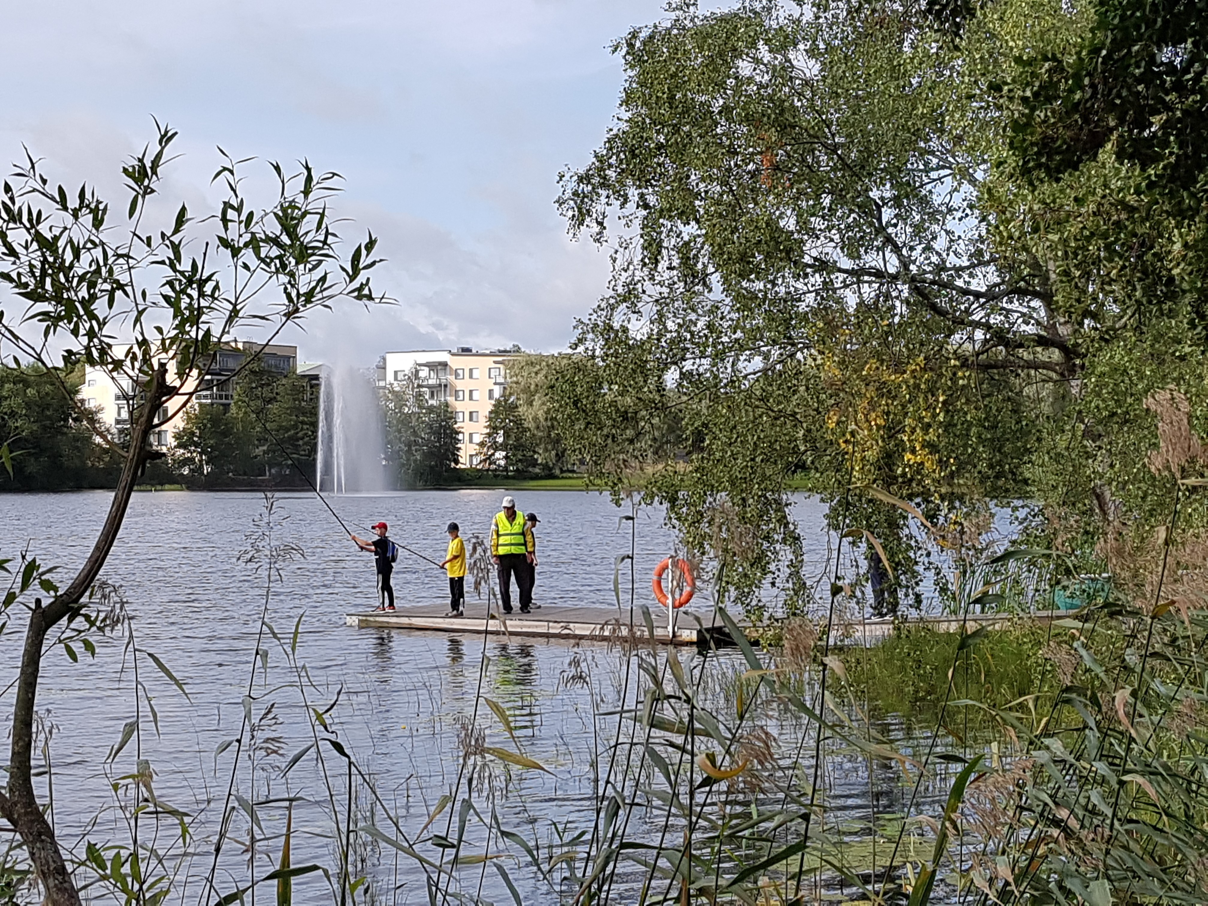 Kalastajat laiturilla