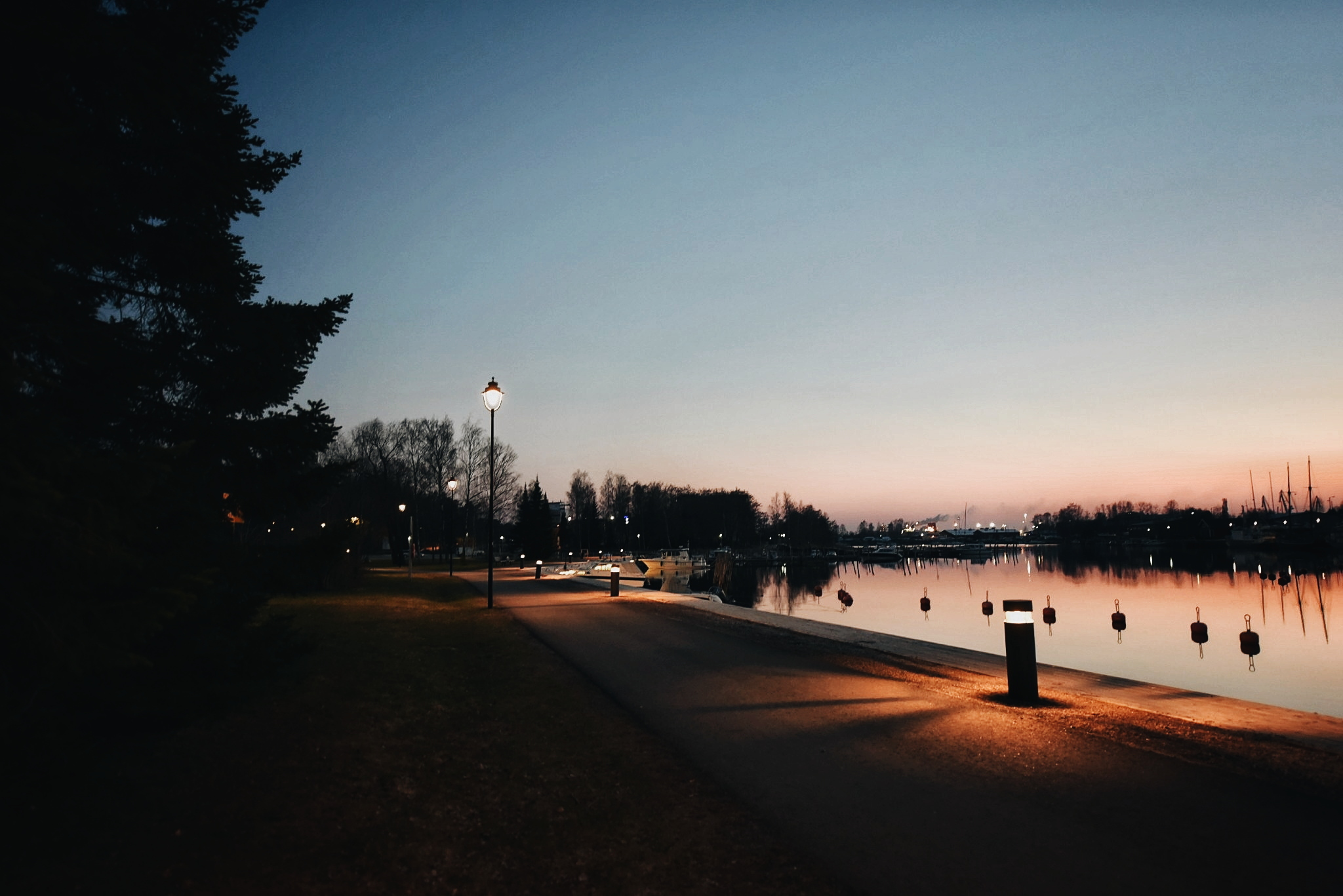 Kaupunginlahti yöllä