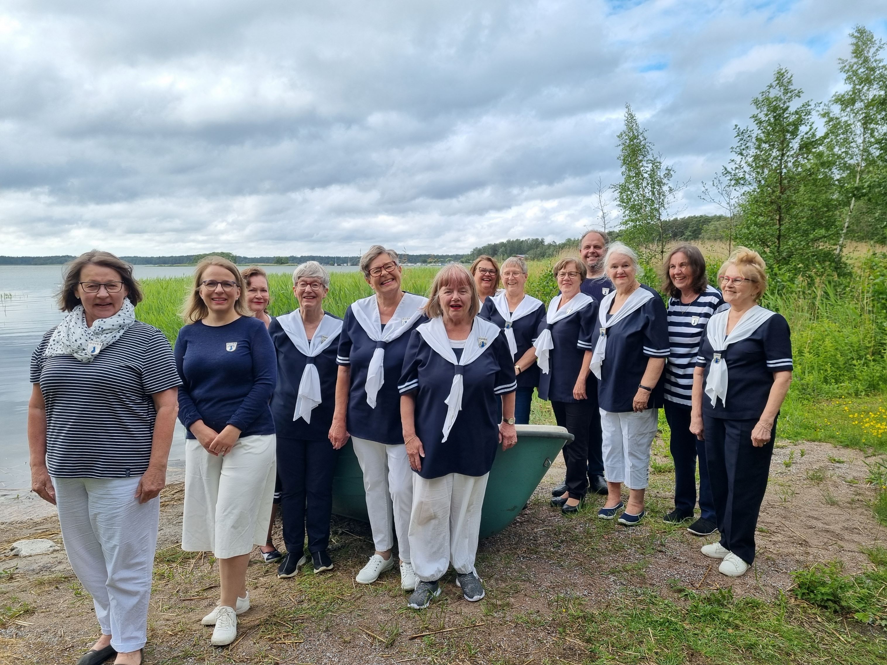 Matkailuoppaat rannalla