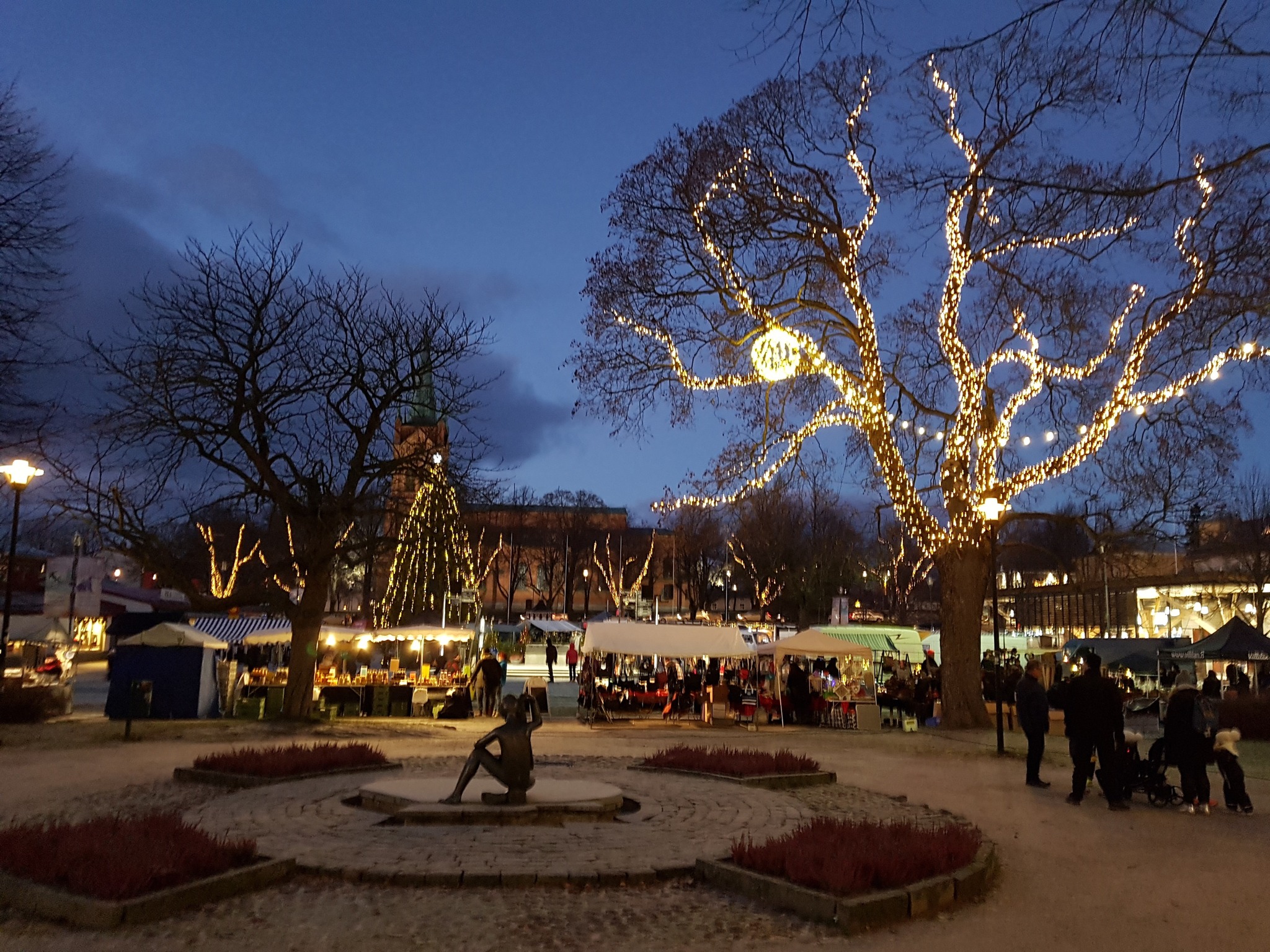 Rauhanpuisto ja markkinat