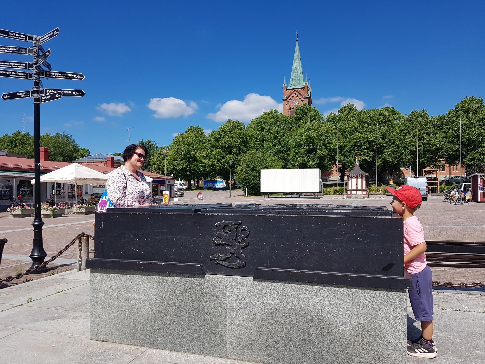 Muistomerkillä