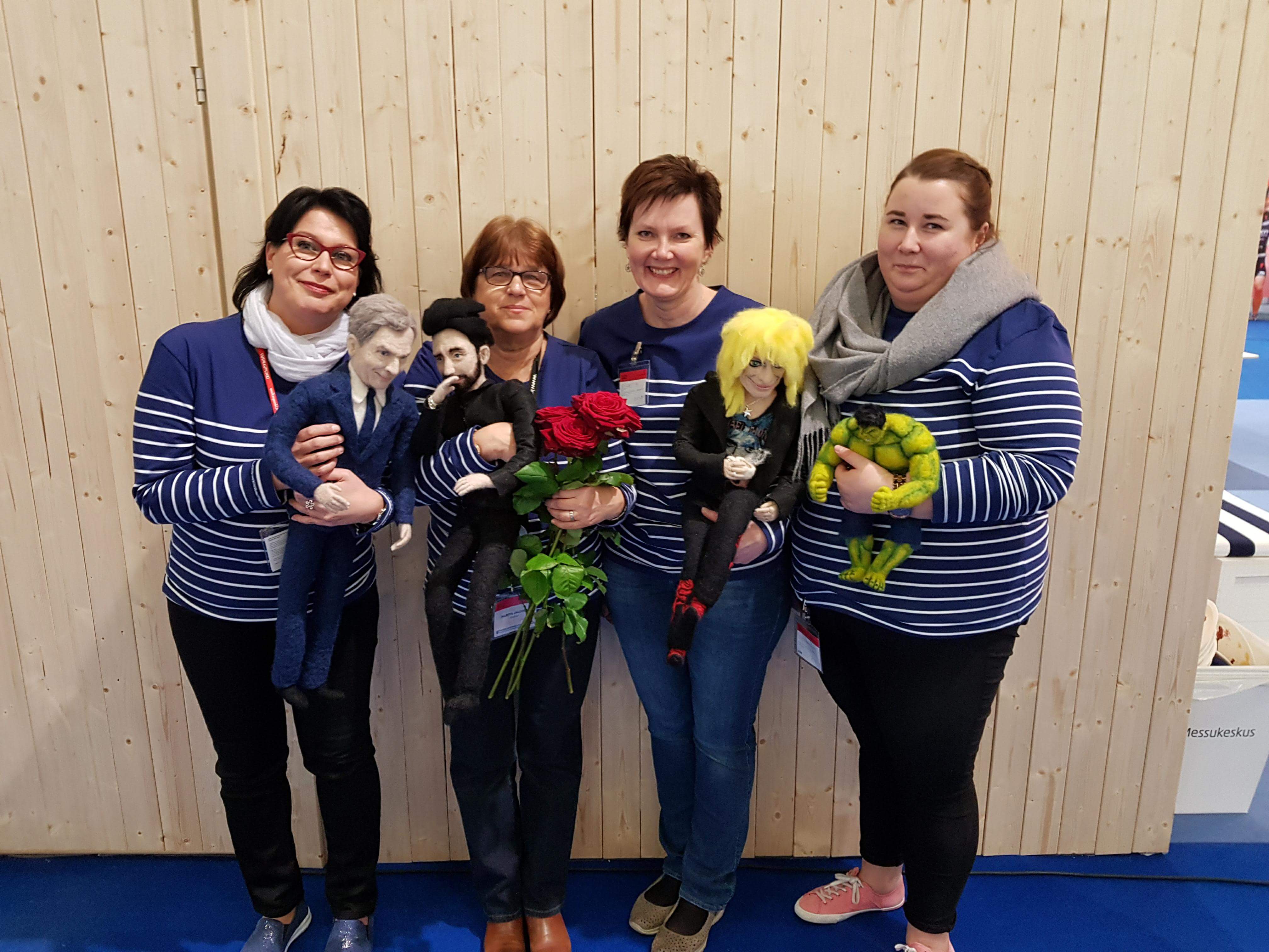 Messuesittelijät julkkisnukkien kera